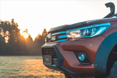 Lazer Lamps Kühlergrill-Kit Toyota Hilux (2017-2020) inkl. 2x Triple-R 750 - Beacon