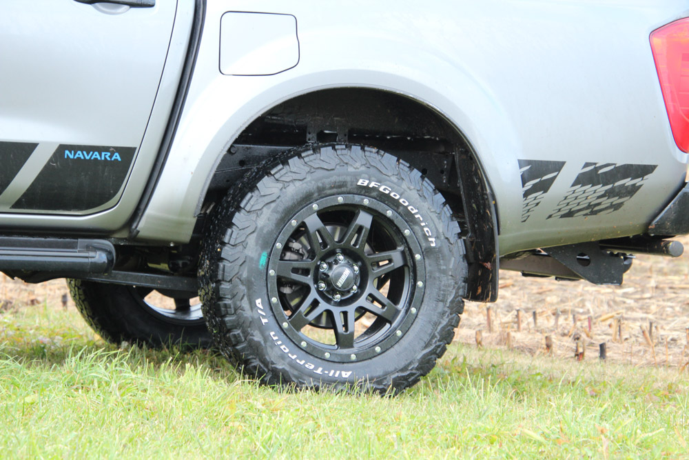 Komplettrad HOAW002 18" (schwarz, BFG 285/60, Nissan Navara)