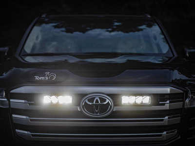 Lazer Lamps Kühlergrill-Kit Toyota LC300 (2022+) inkl. 2x Triple-R 750 - Beacon Lazer Lamps Kühlergrill-Kit Toyota LC300 (2022+) inkl. 2x Triple-R 750 - Beacon