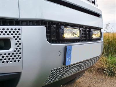 Lazer Lamps Kühlergrill-Kit Land Rover Defender (2020+) inkl. 2x Triple-R 750 Elite