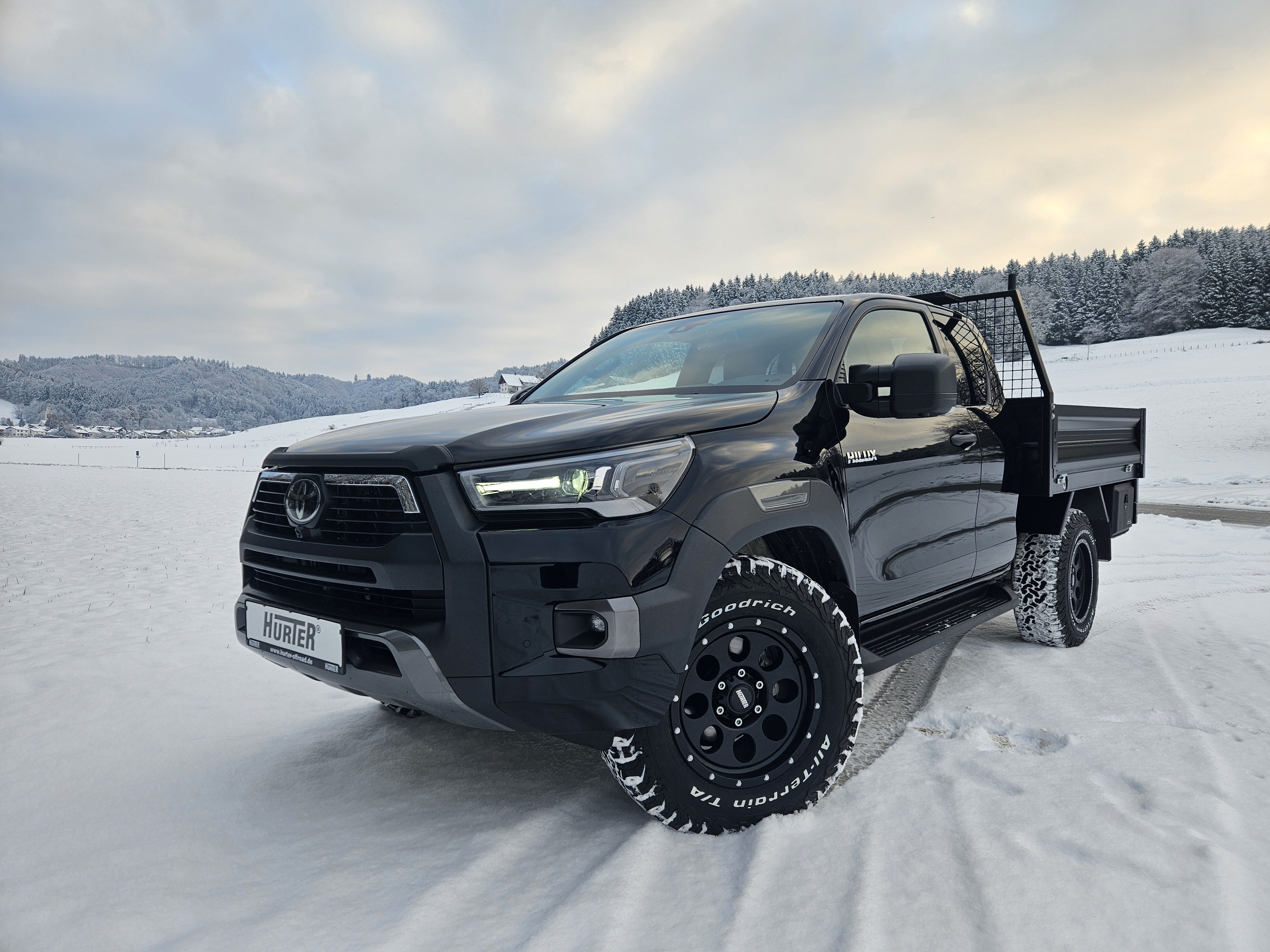 Toyota Hilux Invincible - Luca