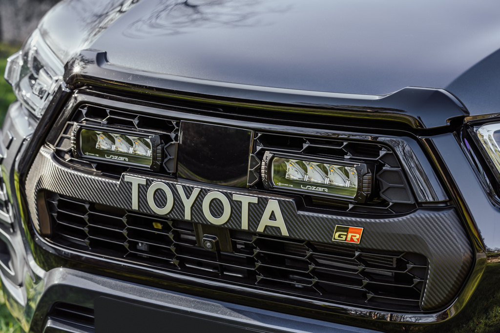 Lazer Lamps Kühlergrill-Kit Toyota Hilux GR Sport (2023+) inkl. Tripe-R 750 Gen2 Elite Lazer Lamps Kühlergrill-Kit Toyota Hilux GR Sport (2023+) inkl. Tripe-R 750 Gen2 Elite