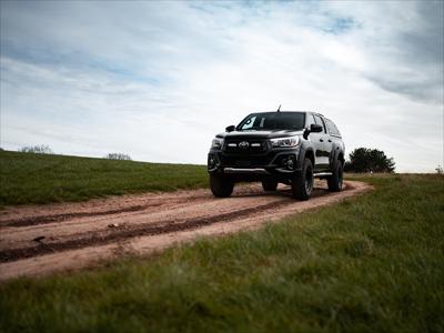 Lazer Lamps Kühlergrill-Kit Toyota Hilux Revo Invincible X (2018-2020) inkl. 2x ST4 Evolution