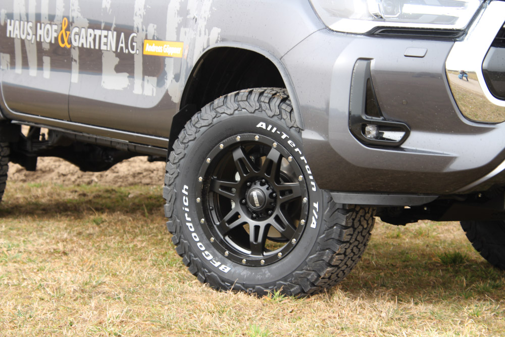 Komplettrad HOAW002 18" (schwarz, BFG 285/60, Toyota Hilux)