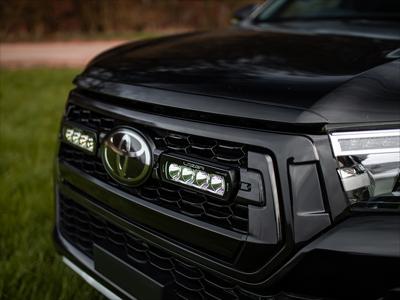 Lazer Lamps Kühlergrill-Kit Toyota Hilux Revo Invincible X (2018-2020) inkl. 2x ST4 Evolution