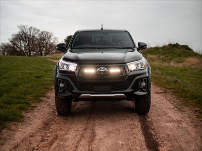 Lazer Lamps Kühlergrill-Kit Toyota Hilux Revo Invincible X (2018-2020) inkl. 2x ST4 Evolution